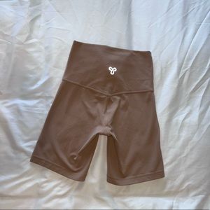 aritzia TNA tan/nude biker short size XS
